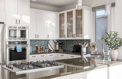 Gas Lamp Section House | Ocean View Home | Walk to Beach & Downtown MB