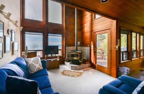 Mendocino House | Ocean view home with Fireplace Hot Tub Deck