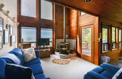 Mendocino House | Ocean view home with Fireplace, Hot Tub, Deck