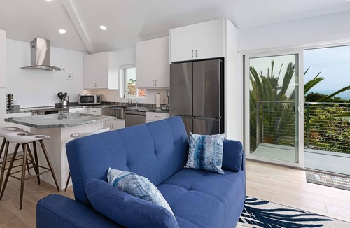 The Mesa Apartment | Ocean view retreat in Santa Barbara, just steps to beach—1 BD/1 BA, sleeps 2-4