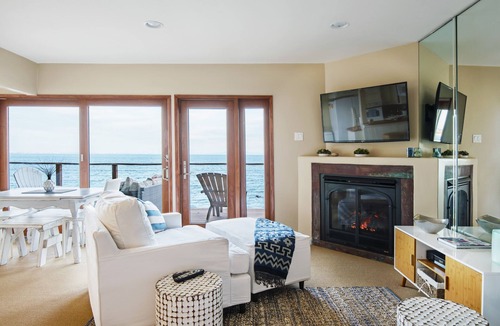 Eastern Malibu Apartment | Oceanfront, Close to Santa Monica, Peace and Beauty.