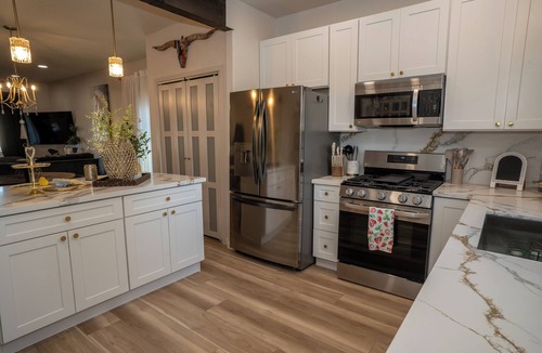 Clovis Cottage | Old Town Clovis, walk to town & Rodeo. Old time charm with brand new amenities