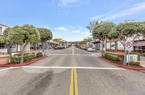 San Clemente Apartment | ON Avenida Del Mar Heart of Downtown 10 minute WALK to the Pier Parking