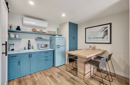 San Clemente Apartment | ON Avenida Del Mar- Heart of Downtown- 10 minute WALK to the Pier! Parking!