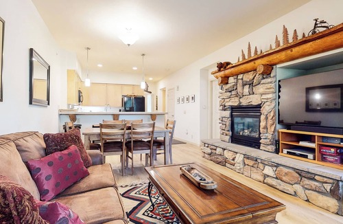 Mammoth Lakes Condo | On Golf Course! Lovely Furnished, Private Gas Grill & Laundry. Pool On-site