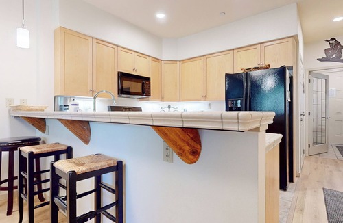 Mammoth Lakes Condo | On Golf Course! Lovely Furnished, Private Gas Grill & Laundry. Pool On-site