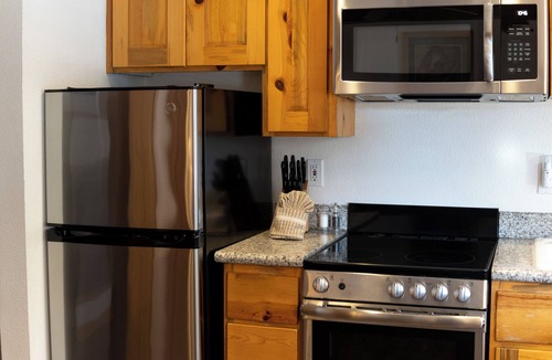 Tahoya Shores Hotel | One Bedroom Sute w/Kitchen, Free Parking & Outdoor Pool | Tahoe Vista Lakefront