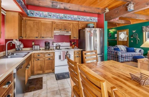 Tahoe Paradise Cabin | Only 7 miles to Heavenly, Huge Deck, Pets Welcome