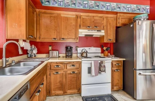 Tahoe Paradise Cabin | Only 7 miles to Heavenly, Huge Deck, Pets Welcome