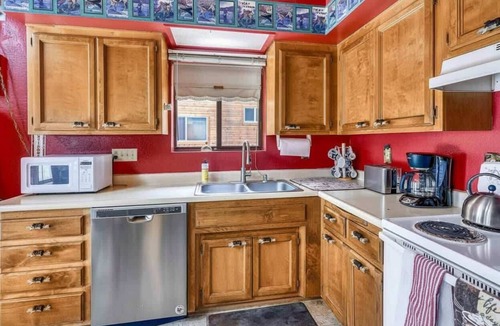 Tahoe Paradise Cabin | Only 7 miles to Heavenly, Huge Deck, Pets Welcome