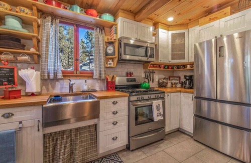 Boulder Bay Cabin | Original 1940s cabin, beautifully restored! 2 blocks to lake, 6 min to village!