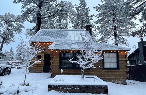 Boulder Bay Cabin | Original 1940s cabin, beautifully restored! 2 blocks to lake, 6 min to village!