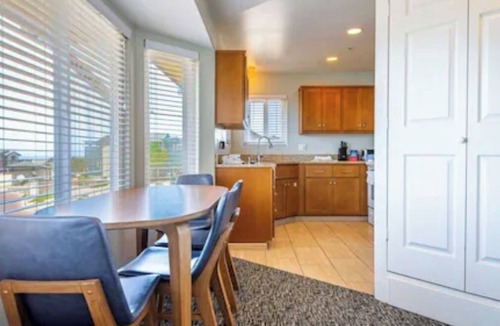 Marina Condo | Pacific Ocean get away- Walk to Beach - Full Kitchen, Washer Dryer, Clean, Cozy
