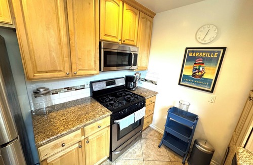 NoHo Arts District Condo | Palatial, Yet Cozy Stay Pool Near Universal Studios