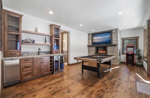 Pioneer Trail House | Paradise on Pioneer - New 6 Bedroom w Pool Table