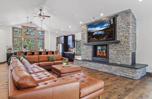 Pioneer Trail House | Paradise on Pioneer - New 6 Bedroom w Pool Table