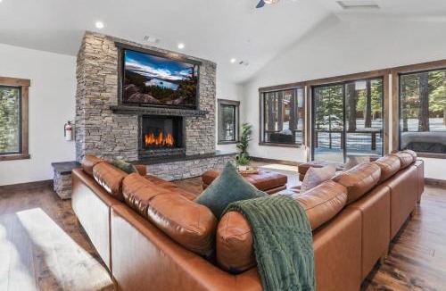 Pioneer Trail House | Paradise on Pioneer - New 6 Bedroom w Pool Table