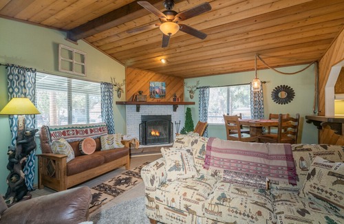Woodlands Cabin | Paradise Pines - FREE Bike/Kayak Rental! - 2BR/1BA/WiFi/Netflix/Fenced yard