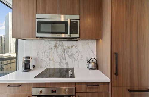 Downtown San Francisco Apartment | Party & Entertaining Areas | Close to Subways+Commutes |South Beach