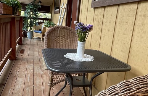 Ridgewood Cottage | Peace in the woods, walk to Lake Tahoe, minutes to resorts, shops & restaurants.