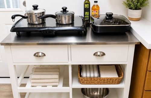 Agoura Hills Cabin | Peaceful 1BR Cabin Near Malibu AC Pet Friendly
