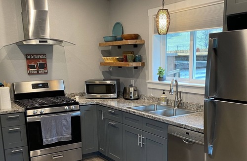 Redding Cottage | Peaceful Cottage just minutes from walking trails and Sundial Bridge