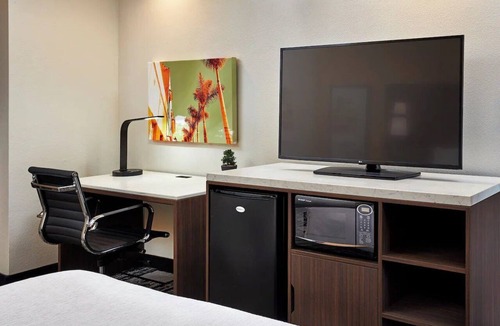 Orange Hotel | Peaceful King Retreat Near Disneyland & Angel Stadium - 2.5 Miles Away