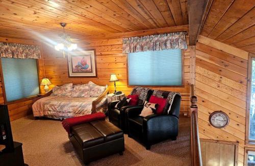 Long Barn House | Peaceful Mountain Cabin with Private Lake and Game Room Near Long Barn, California