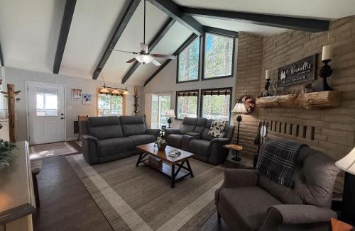 Sierra Cedars House | Peaceful Shaver Lake Mountain Retreat with Deck & Forest Views