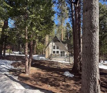 Sierra Cedars House | Peaceful Shaver Lake Mountain Retreat with Deck & Forest Views
