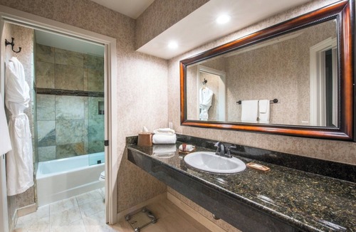 Barron Park Hotel | Peaceful Unit with Outdoor Pool, Free Breakfast & Free Parking