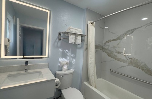 Munras Avenue Hotel | Pelican Inn Monterey