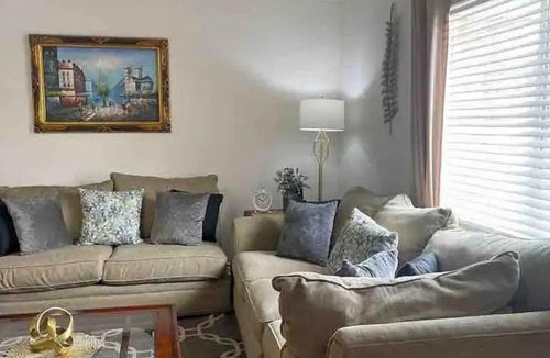 Riverside House | "Penny-3-1half" Beautiful 3 bedroom home with hardwood floors, laundry and AC in Riverside!