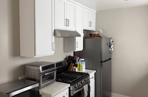 Mid City Apartment | Perfect 2-bedroom apartment in charming residential area in mid city Los Angeles