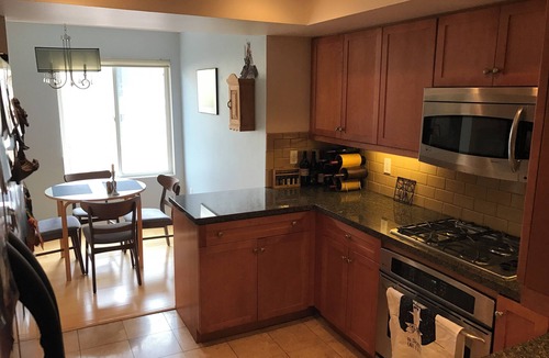 Hollywood Hills Condo | Perfect 2-bedroom condo with AC in welcoming Los Angeles