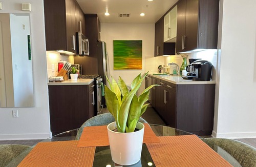 Downtown Apartment | Perfect 2-bedroom apartment with AC 2BD/2BA King beds in enchanting Santa Monica