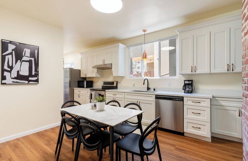 Uptown Oakland House | Perfect 6-bedroom Home in Uptown - Mins to San Francisco. Perfect getaway