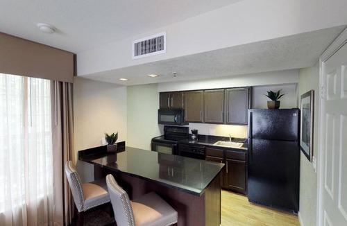 Brea Hotel | Pet-Friendly 1BR: 2.7 mi to Craig Regional Park | Full Kitchen & Outdoor Pool