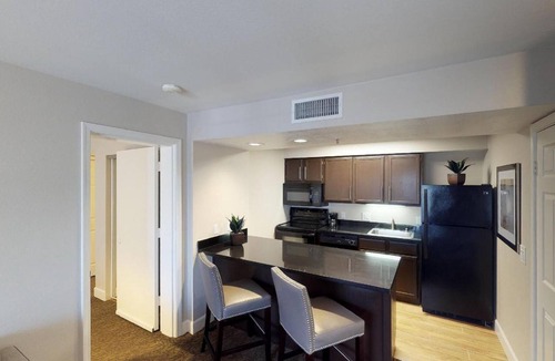 Brea Hotel | Pet-Friendly 2BR Suite w/Kitchen & Free Breakfast | Near Tri-City Park - 1.2 mi