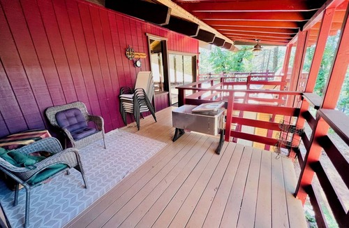 Lakehead Cabin | Pet-Friendly 3-Bed Retreat near Shasta Lake with cozy wood stove