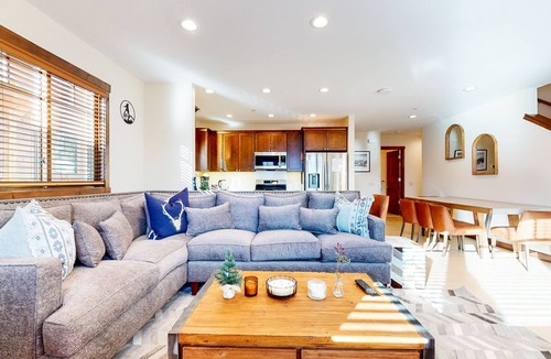 Mammoth Lakes House | Pet-Friendly 5-Star Townhome, Private Hot Tub, Gas Grill, Walk to The Village