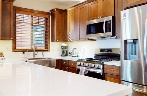 Mammoth Lakes House | Pet-Friendly 5-Star Townhome, Private Hot Tub, Gas Grill, Walk to The Village