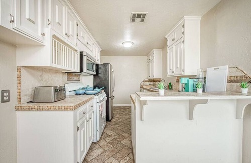 Raisin House | Pet Friendly Gem near Fresno State Airport