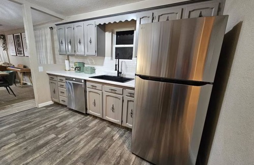 Visalia House | Pet-Friendly Home Near Sequoia National Park