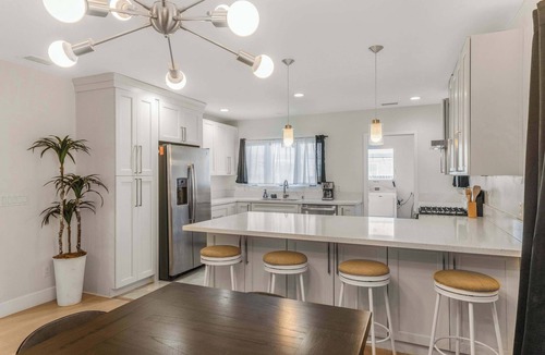 Franklin House | Pet Friendly, Modern, Mins to Retro Row & Beach