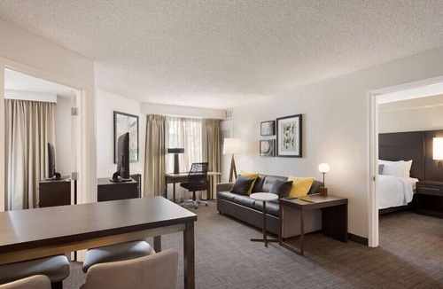 Reno/Tahoe Airport Hotel | Pet-friendly Property! With Free Breakfast, Onsite Sports Court, Pool!
