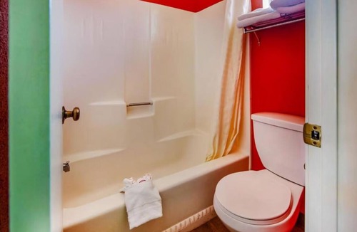 Ridgecrest Hotel | Pet-Friendly Room for Travelers Near Popular Parks - Helmers and Upjohn!