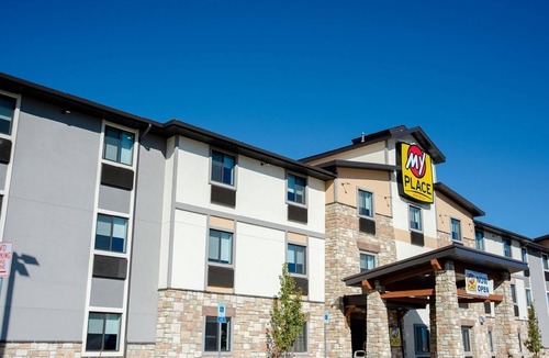 Carson City Hotel | Pet-Friendly Room w/Kitchen Facilities Near Nevada State Museum