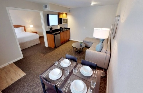 Brea Hotel | Pet-Friendly Suite | Kitchenette, Free Breakfast | Near Nixon Library - 2.8 mi