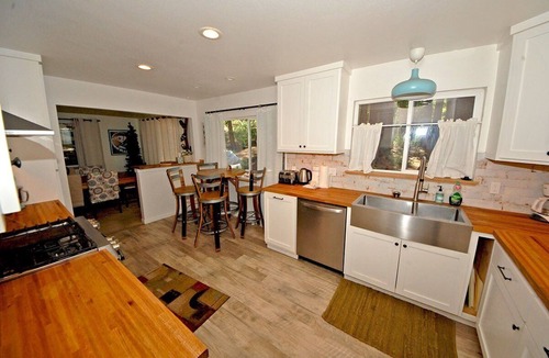 South Lake Tahoe House | Pet Friendly Home with 4 Bedrooms, Sleeping 8- Private Hot Tub, Blocks to Heavenly! 3826R~